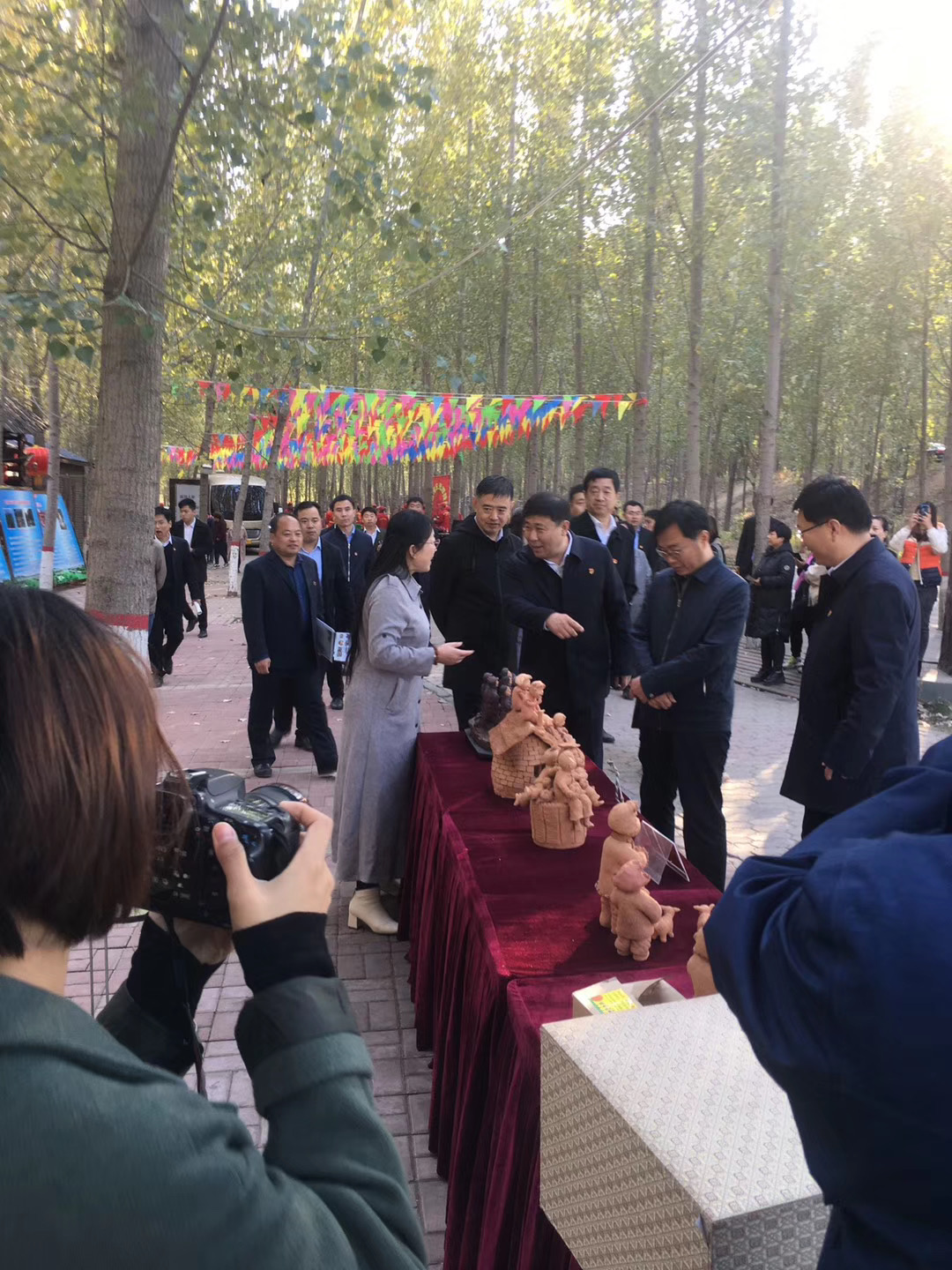 省市领导参观泥塑，并给予充分肯定！(图3)