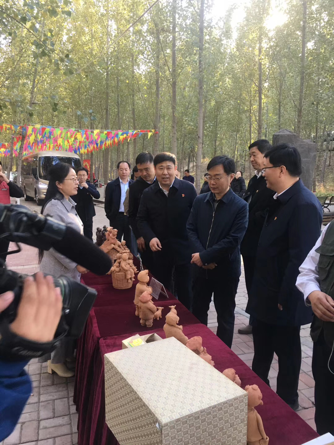 省市领导参观泥塑，并给予充分肯定！(图2)