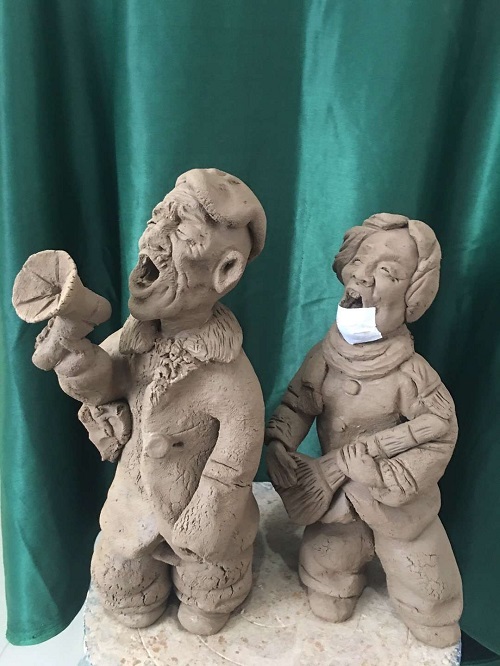 为号召抗击疫情的泥塑作品